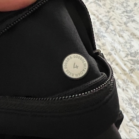 [SOLD] Lululemon Speed Up Shorts 2.5” Black - Picture 5 of 5